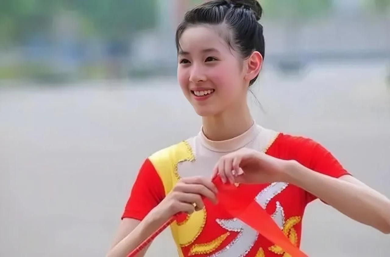 少女时代的章泽天练体操时的几张照片，那时的章泽天身材柔韧，苗条挺拔，小脸红扑扑的