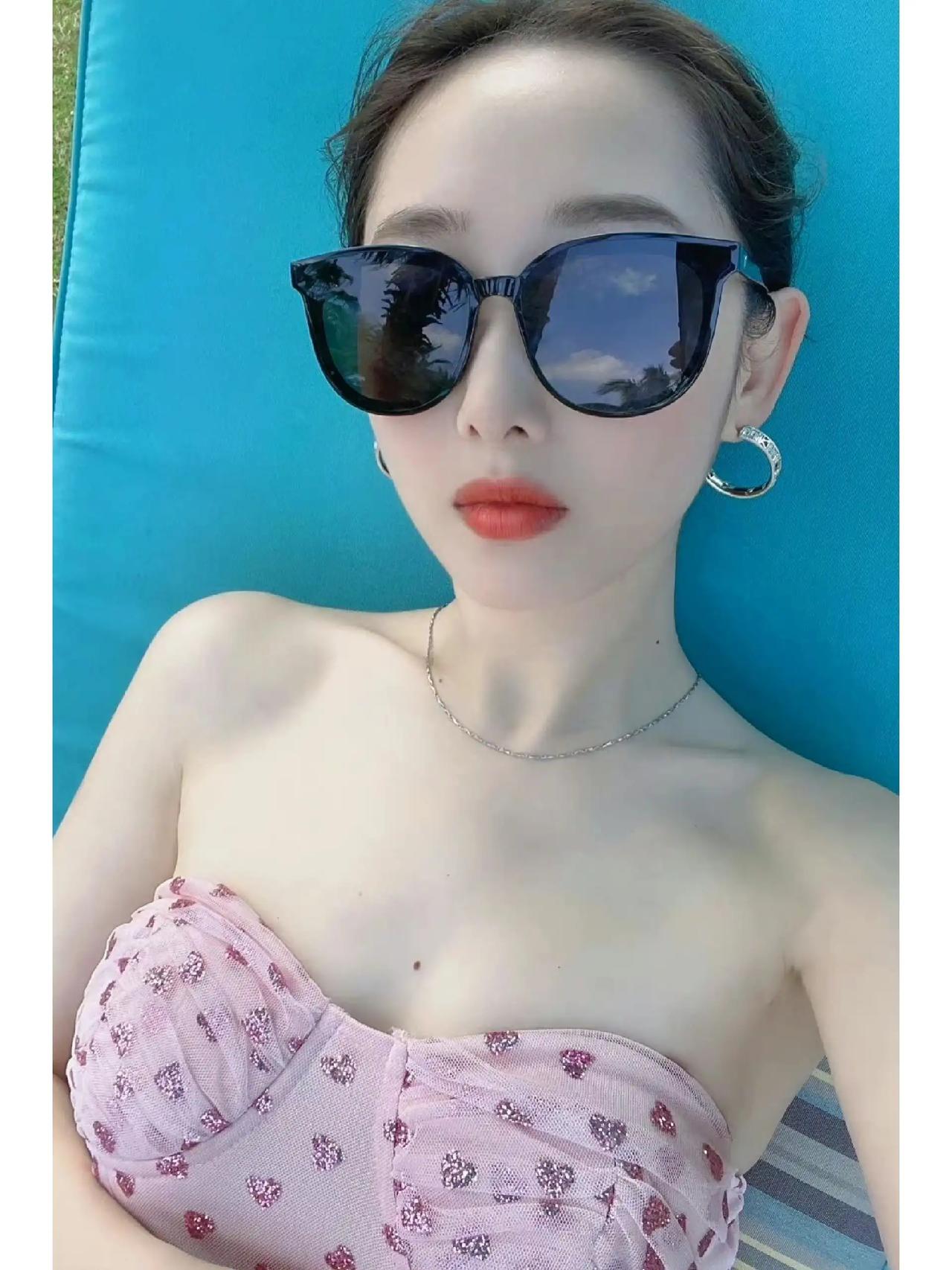 蒋梦婕是一位具有清纯气质的女演员，她拥有一双大眼睛和一张甜美的笑容，让人感觉十分