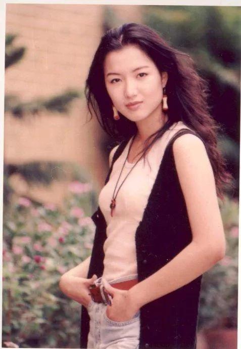 没想到年轻时的郑秀文这么漂亮，容貌姣好，身材火辣，曾经被张国荣誉为香港最美女星。