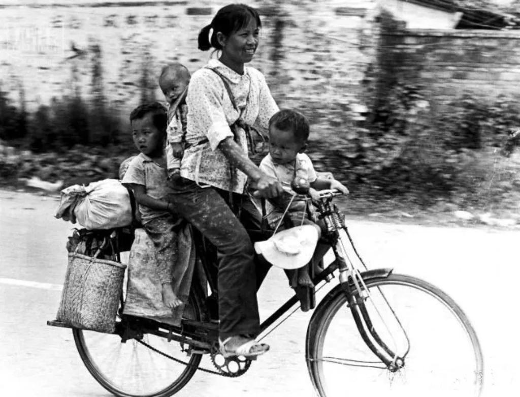 上世纪70年代，那个时候的家庭都是四口或五口之家，估计国家现在最希望能够重现的就