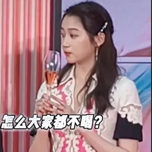 简单一个动作就可以看出这女孩很