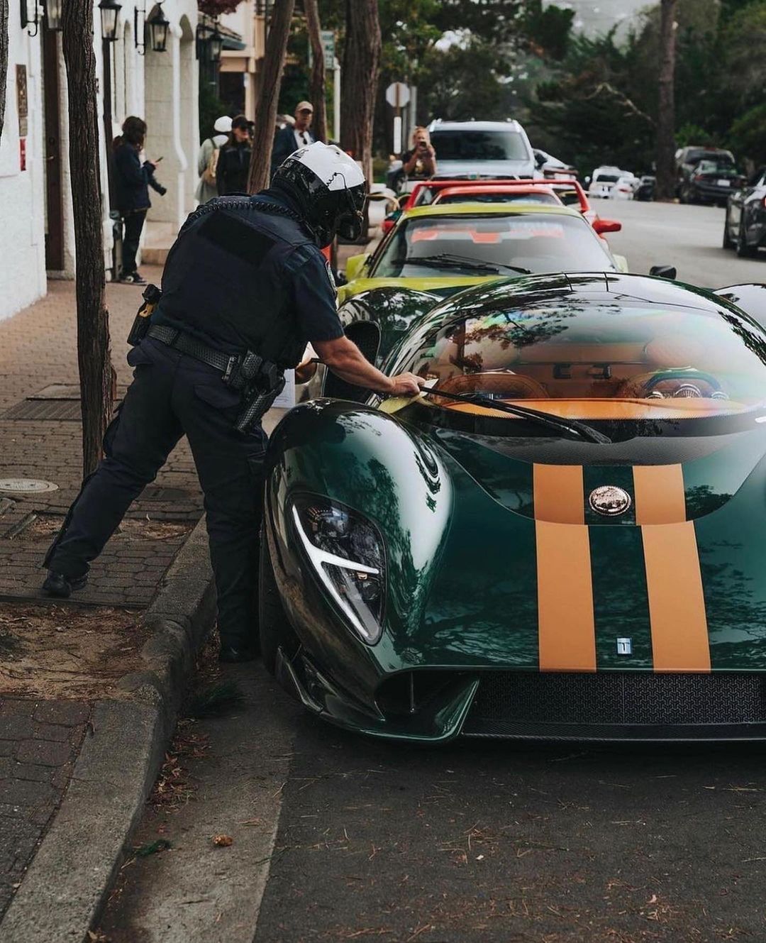 停在路边的野生De Tomaso P72被交警贴了罚单[doge]大家听说过这台