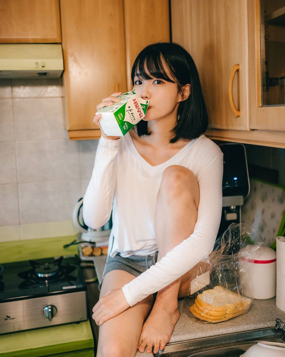 这么冷的天，我才起床，干脆在家里吃面包和牛奶#少女写真#  #情绪Leo# #清