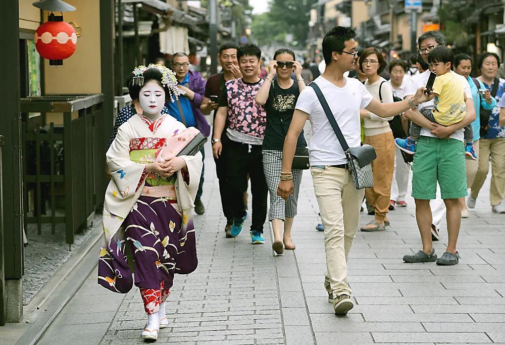 国内惊现众多日本人？目的却不是旅游，竟是看上我们的白酒

近段时间，有大批外国游
