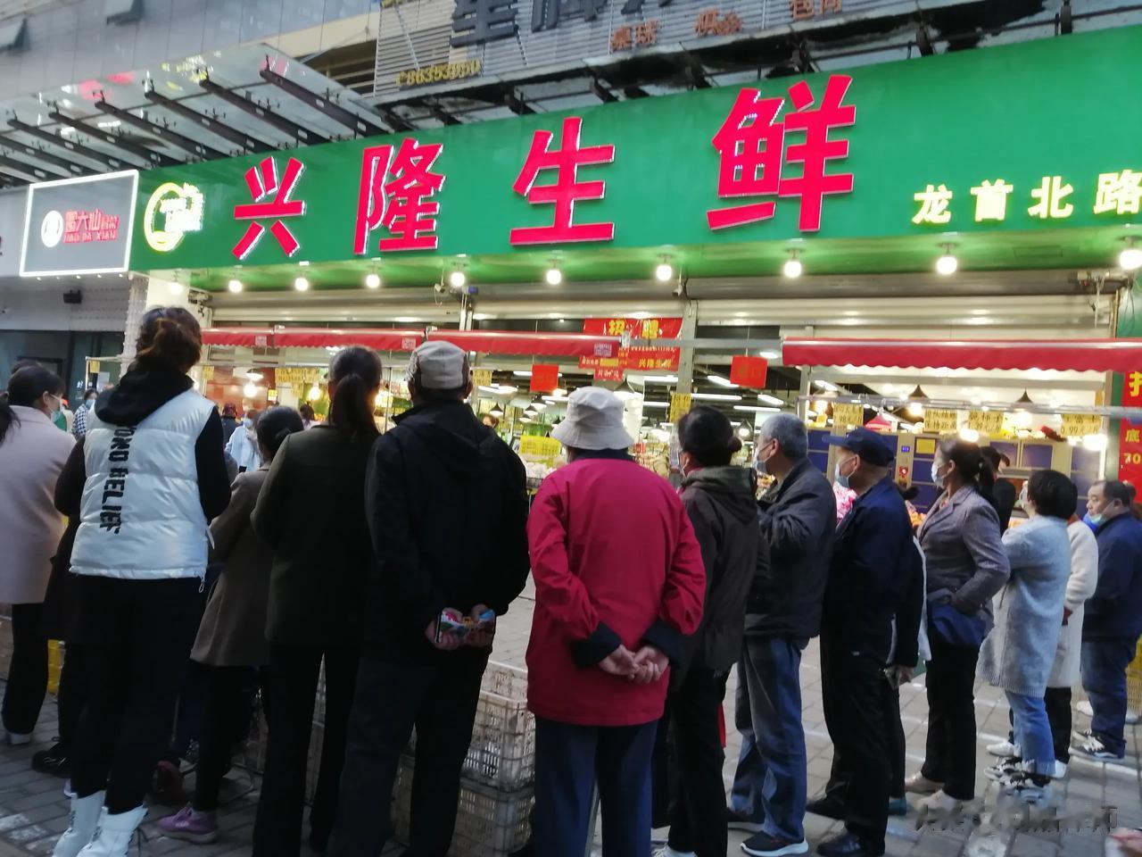这家店可真火，什么时候路过什么时候人多