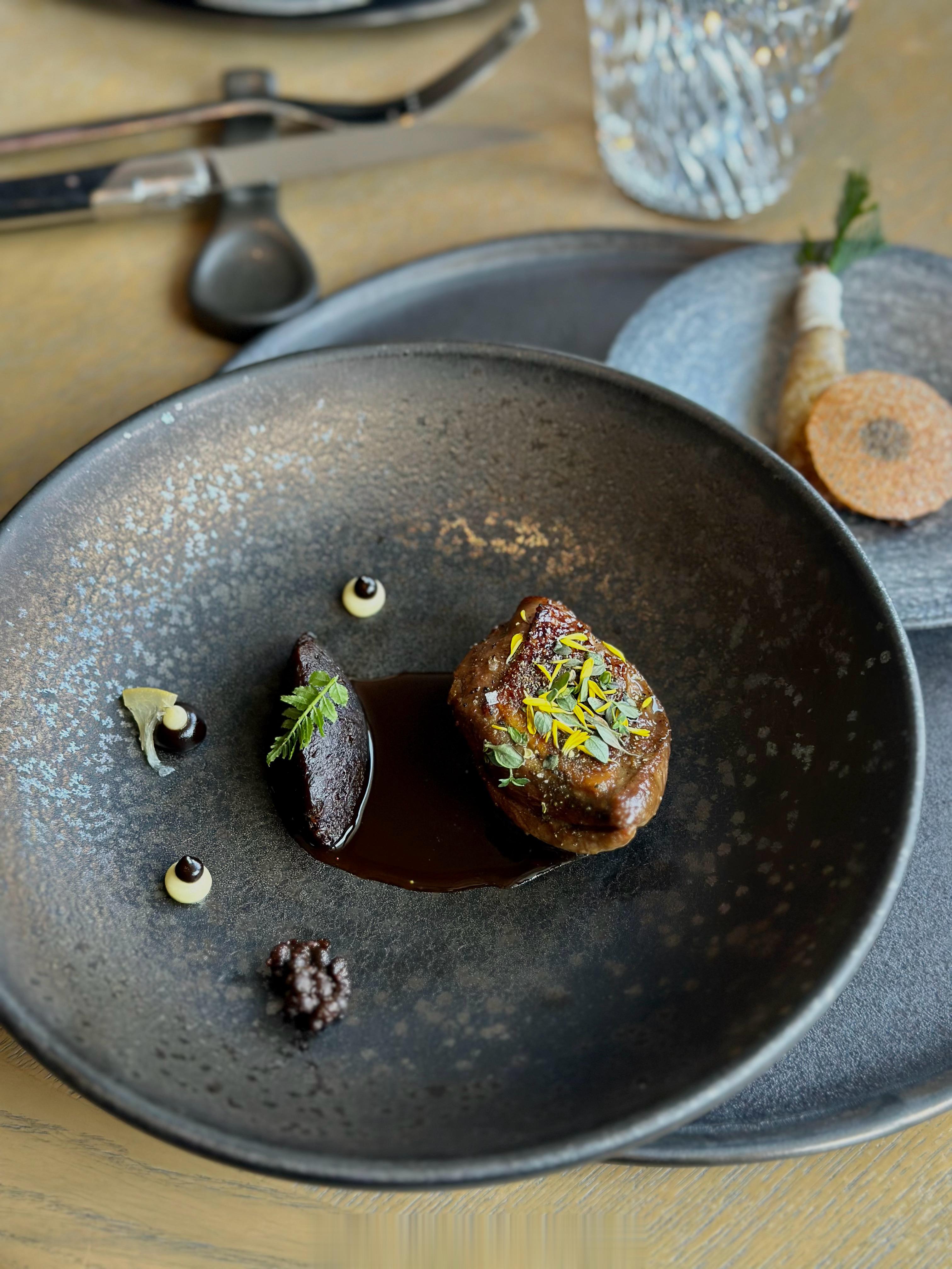 不愧是老牌蝉联的日法Fusion的Omakase米二，烤鸽子封神，鮟鱇鱼肝加了R