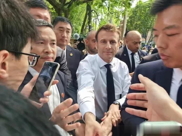 小马哥身边几乎都是中南海保镖，很明显，内心安全感倍增。
说实话，我第一次见到身边