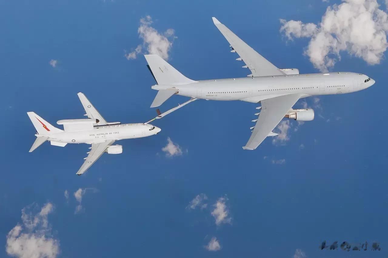 见过“客机”给“客机”加油的吗？
大的那一架是KC-767加油机，波音737改装