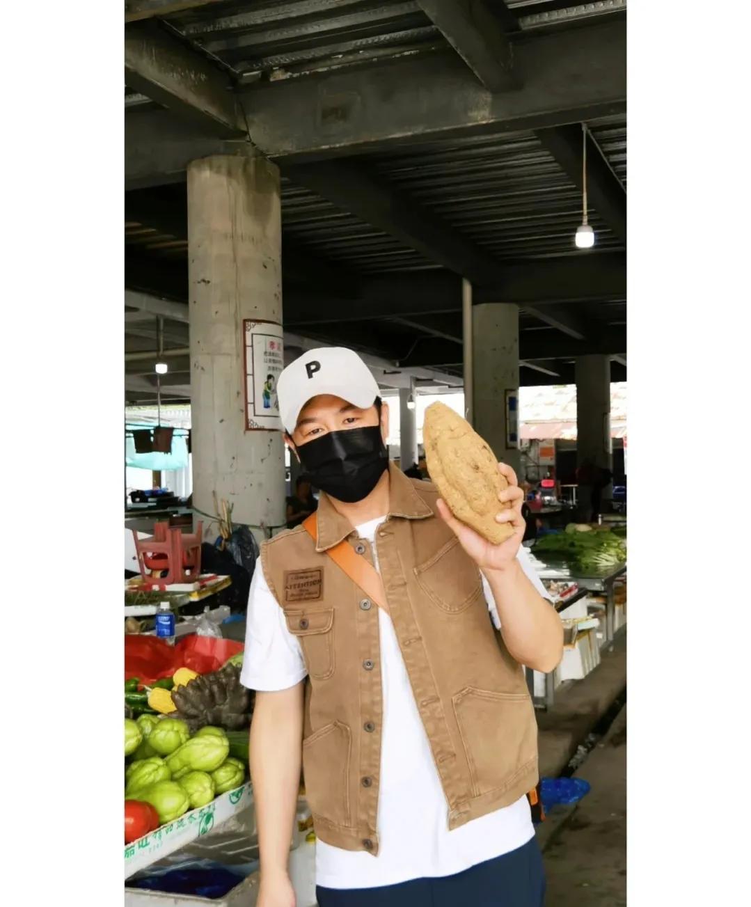 成名后的张颂文回老家韶关，父亲一见面就说:孩子，网上有人说你经常去菜市场，捡烂菜