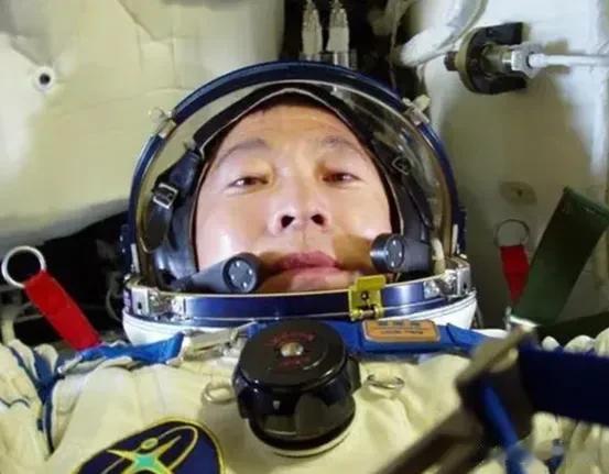 杨利伟濒死26秒返回地球，辉煌的背后，是女儿病逝和妻子的离职

什么样的人能够被