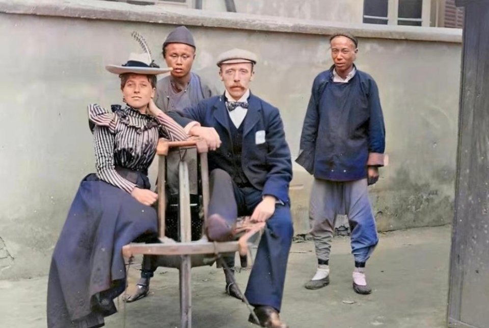 1878年的上海。清末，英国公使施密特带着妻子去了神秘的东方古国。他们在青浦看到