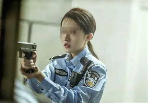 警花邀男友回家做客，穿警服给他看，不料把他吓得报警。

2014年，浙江宁波的章