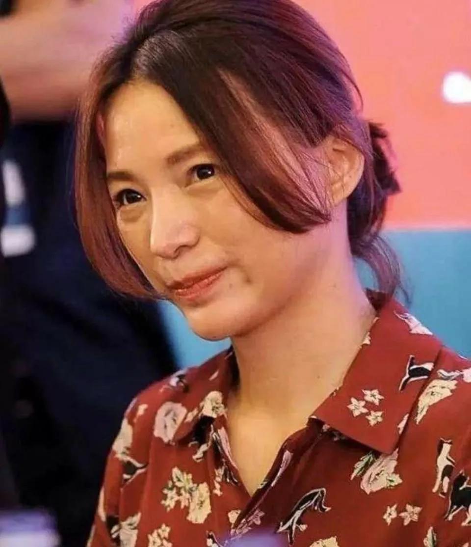 董卿状前状后像换个人
今日董卿素颜出席活动，穿着花衬衫凌乱的头发如大妈，完全没有