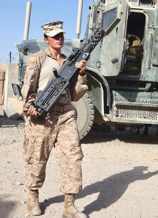 一名美国女海军陆战队队员为MK48后勤车辆系统安装了一个12.7毫米口径的机枪 