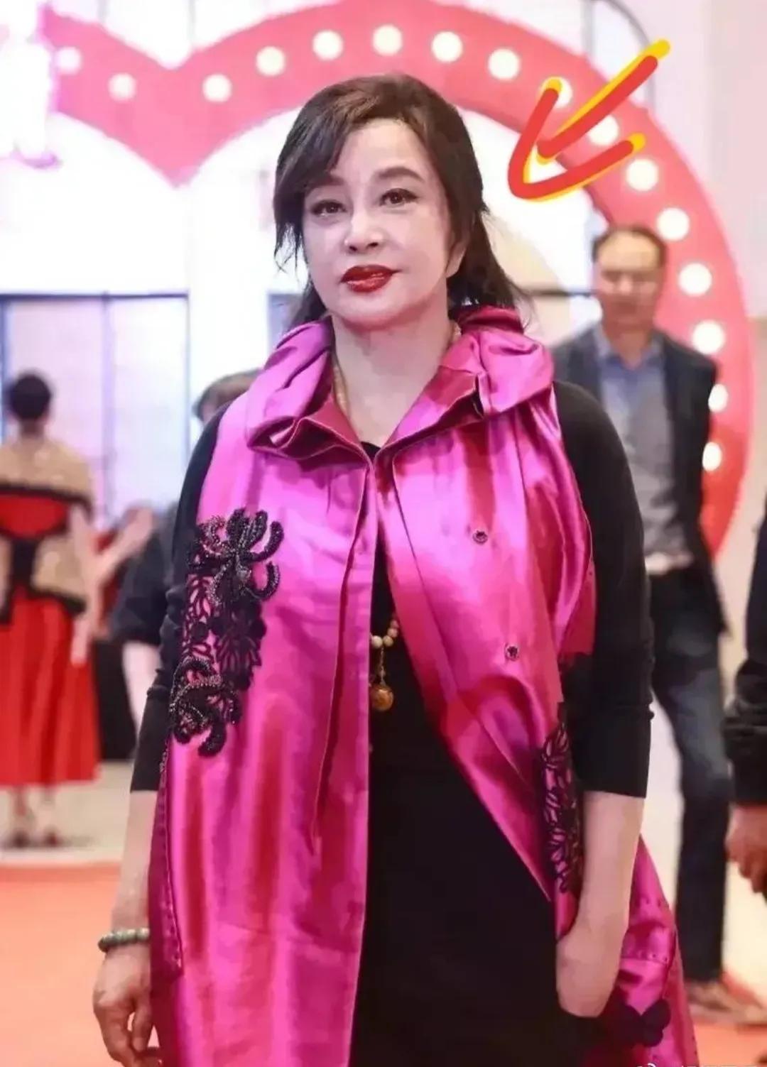 72岁女明星刘晓庆参加活动时候生图，其实能看得出，她已经努力在用化妆在掩盖脸上的