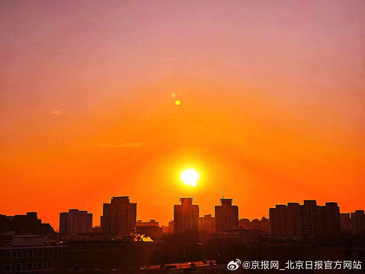 【#北京夕阳黄昏版日记本#】#北京晚霞写下今日快乐#  1月22日傍晚，北京夕阳