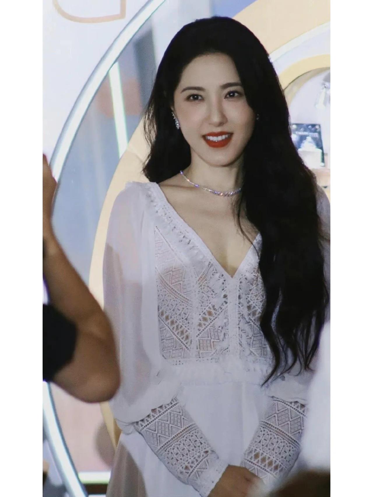 曾黎是一位演技精湛、气质高雅的女演员，她的出现总能为观众带来不少精彩的表演。她的