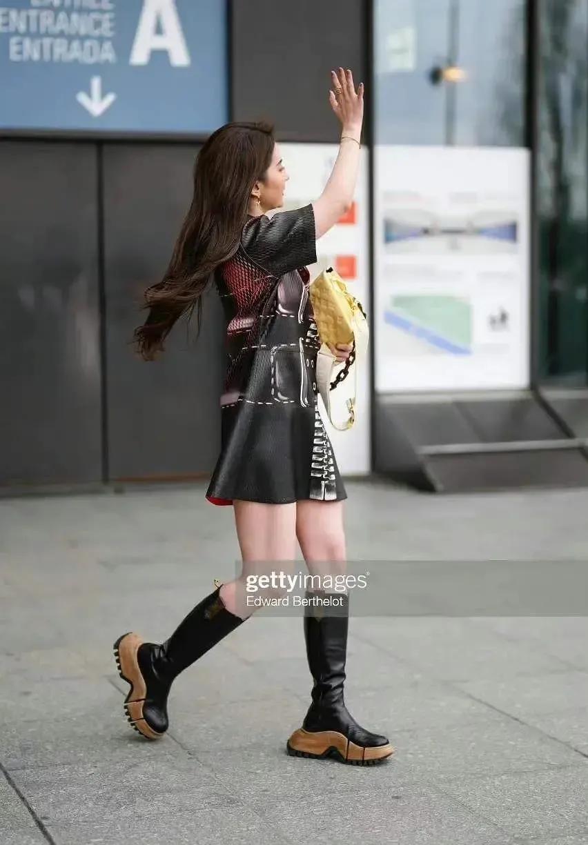 刘亦菲外网全身照生图，看起来没有白幼瘦的病娇感，却十分真实。

不胖不瘦，没有绝