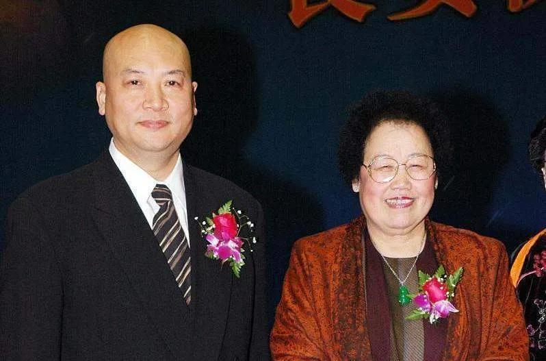 有一次，郭德纲去迟重瑞家做客，进屋就问：“这把椅子挺贵吧？”迟重瑞云淡风轻地回答