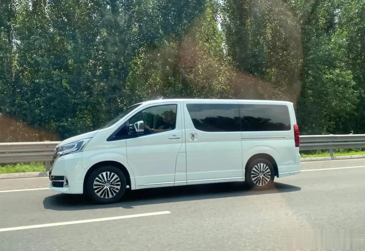 买这个车，还不避开黑白两色，到底咋想的？