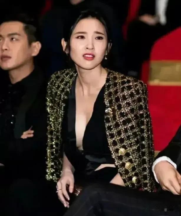 真的没想到唐艺昕身材这么棒，一直都以为他比较瘦小，可是现在看，真的是刷新了我的认