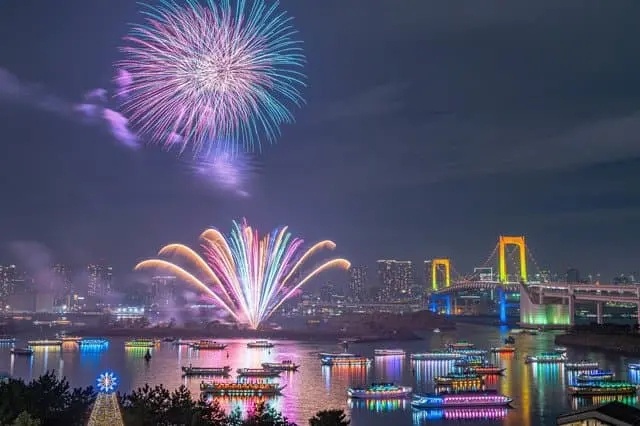 每年动员人数超百万，隅田川花火大会预计在今年7月29日，时隔四年正式回归。去年夏
