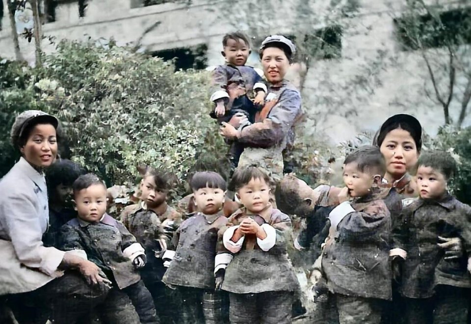 #历史那些事[超话]#1963年安阳。上个世纪部队幼儿园的照片，孩子们的精神面貌