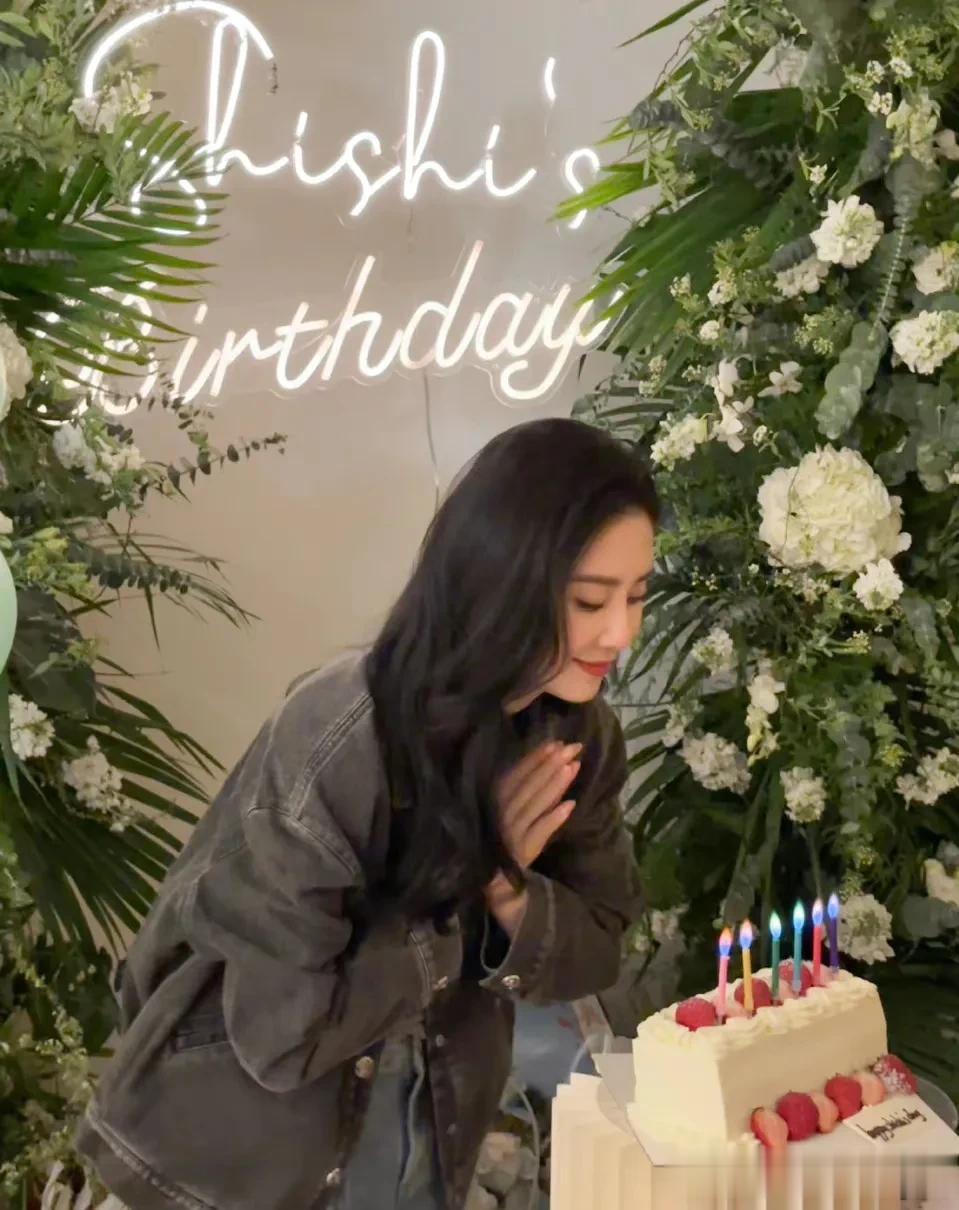 刘诗诗36岁庆生照 ​🈶，她长发披肩微笑着对生日蛋糕许愿，脸上透出快乐满意的表
