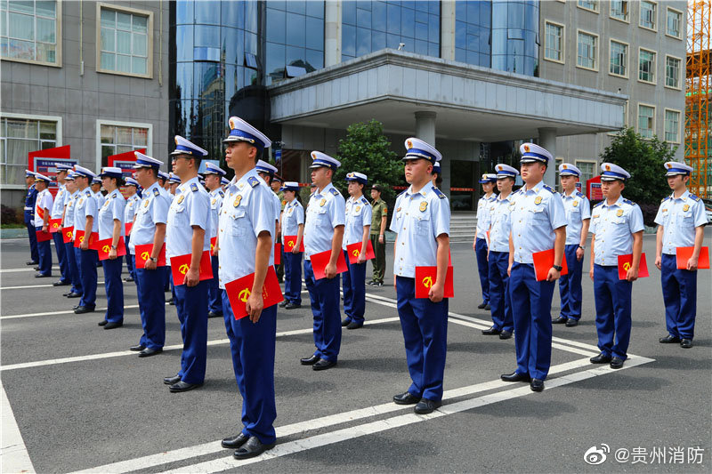 党旗红与火焰蓝 朝气满满的迎接
