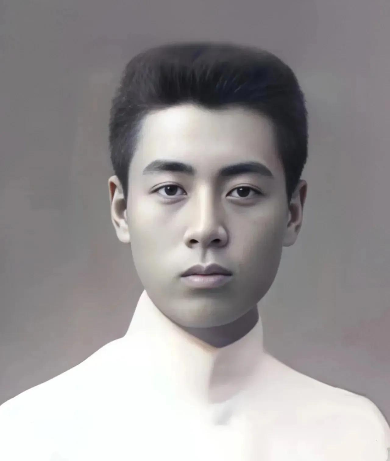 年轻时的总理，挺拔硬朗、英气勃发，自带气场，稳重儒雅。
众所周知，总理年轻时即名