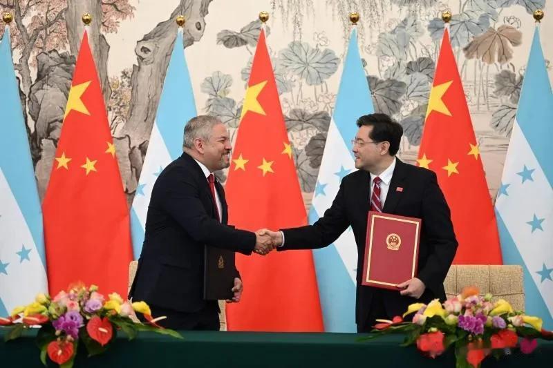 中国与洪都拉斯建立外交关系
中国与洪都拉斯在3月26日建立外交关系，外长秦刚与洪