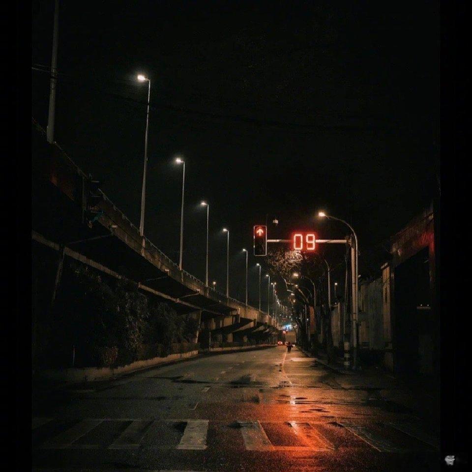 “有没有一种可能，你也是别人半夜醒来朝思暮想爱而不得的那个人呢”…… ​​​ ​