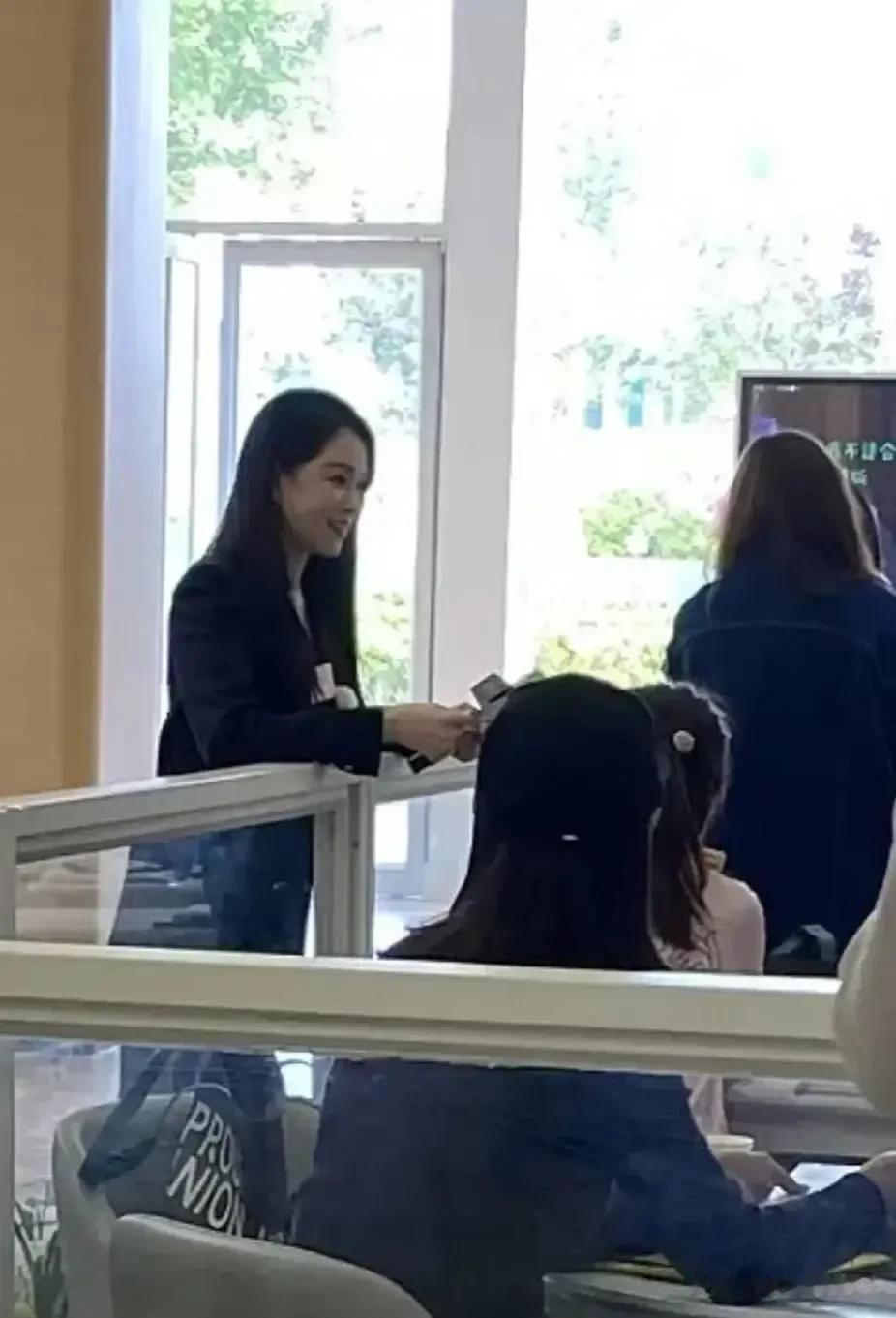 伊能现‮身静‬早机教‮被构‬拍，本‮人素‬颜坑‮洼坑‬洼，这才是‮老人‬真‬实样