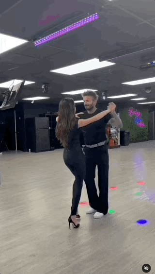 贝克汉姆和贝嫂跳舞超有范！

难得的看到贝克汉姆跳舞，这一段舞步跳的好妖娆！
再