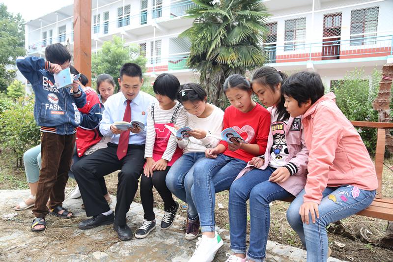 为增强学生的法制观念，预防减少青少年违法犯罪，让青少年从小养成知法、懂法、守法的
