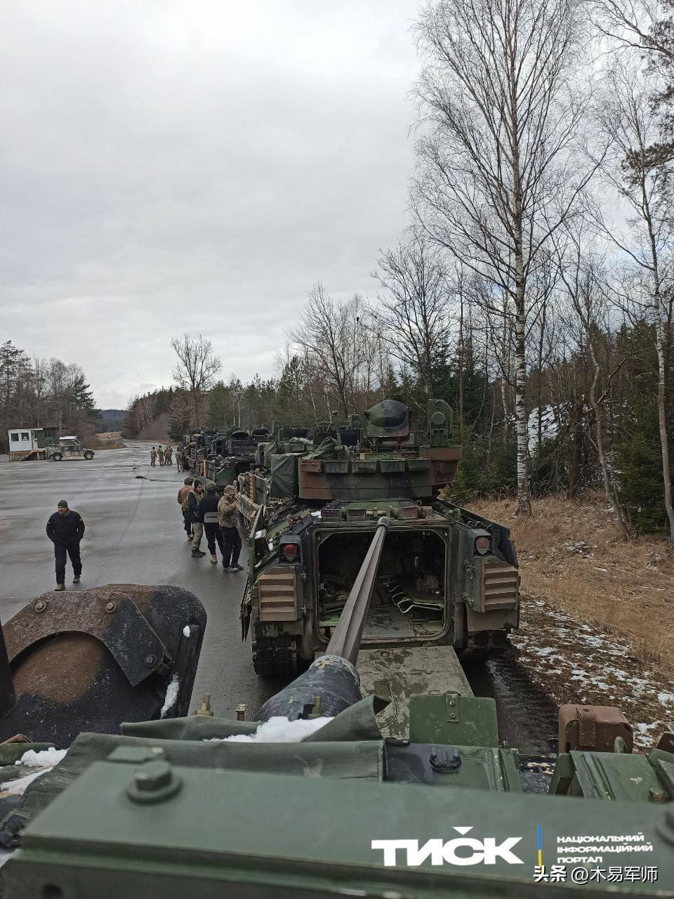 乌克兰士兵在东欧某处对美国陆军布拉德利步兵战车进行训练。他们还在热成像和夜间光学
