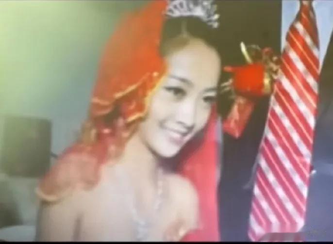 2002年天津一位新娘子在自家的婚房[爱慕]都说结婚这一天的女人是最美的。新娘浅