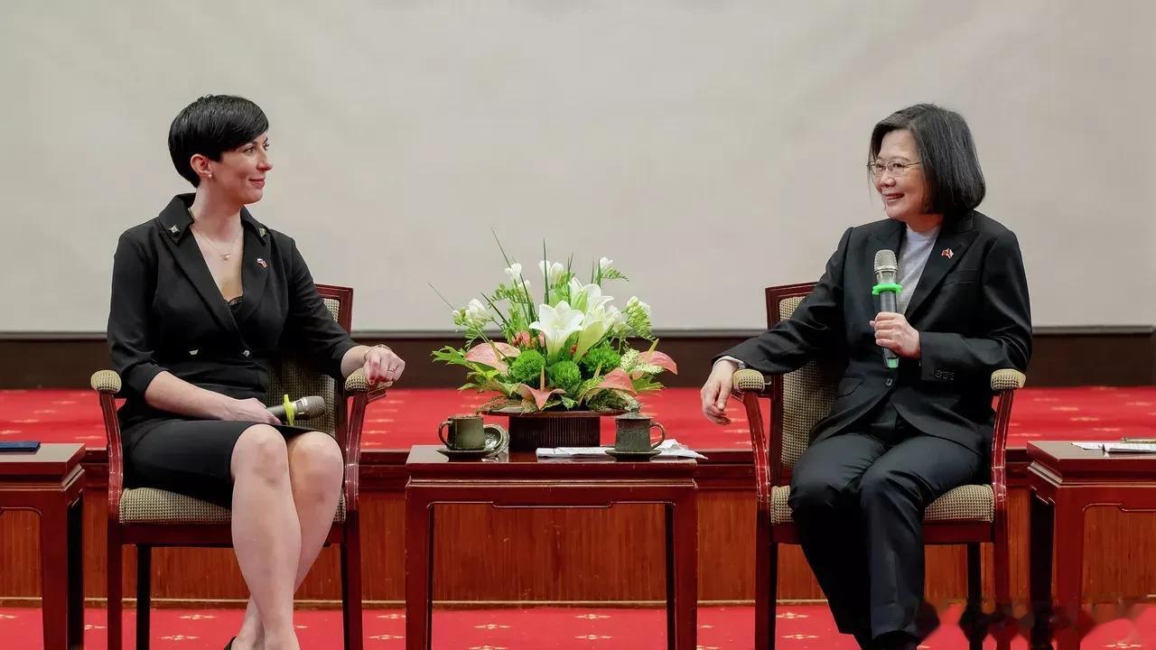捷克众议院议长亚当莫娃窜访台湾
捷克众议院议长周日率领150人的“代表团”窜访台