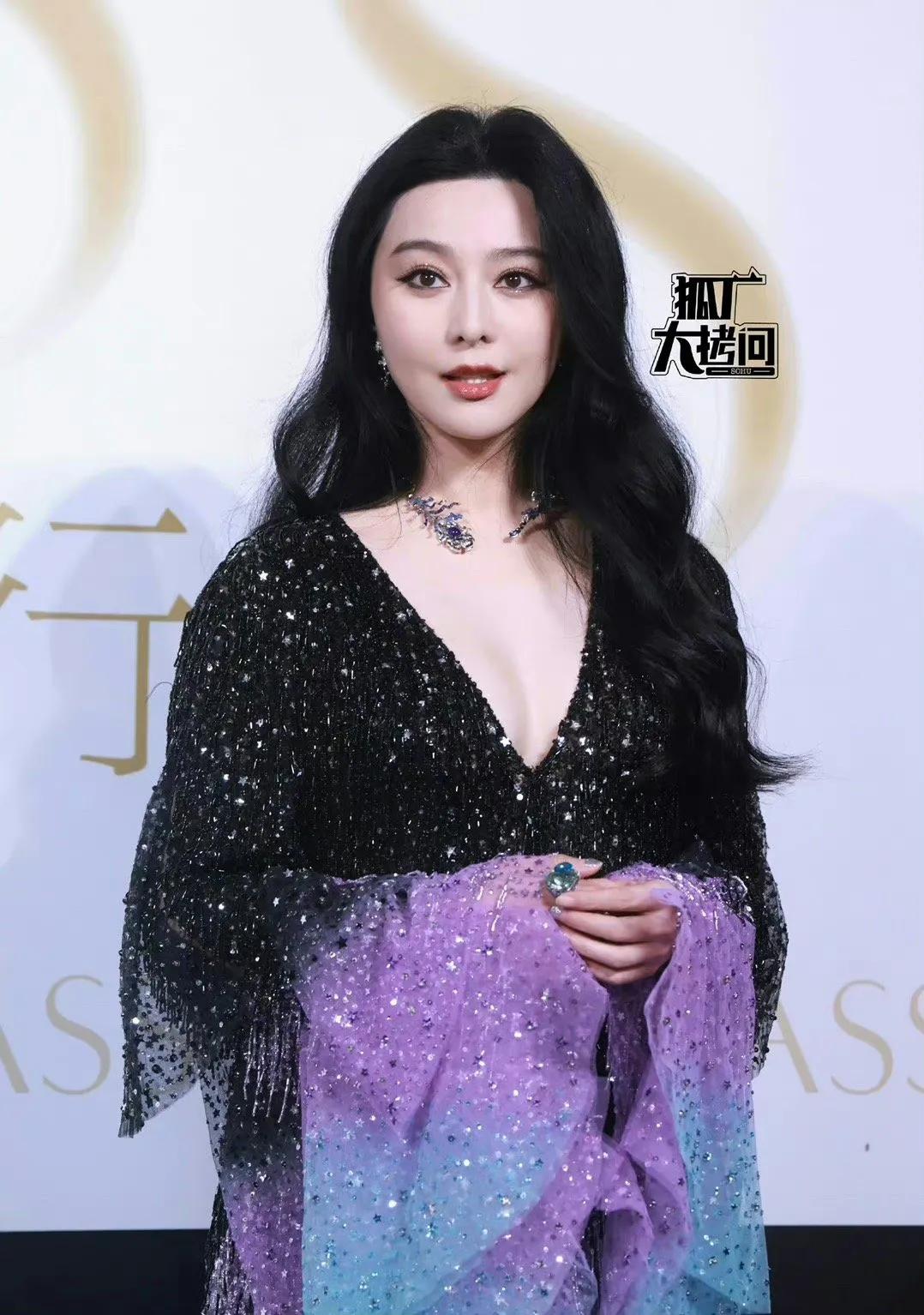 “锁姐”的肩背开阔，微胖以后，脸就成甩饼了，参考蒋欣；细看时，嘴角有两条线上扬，
