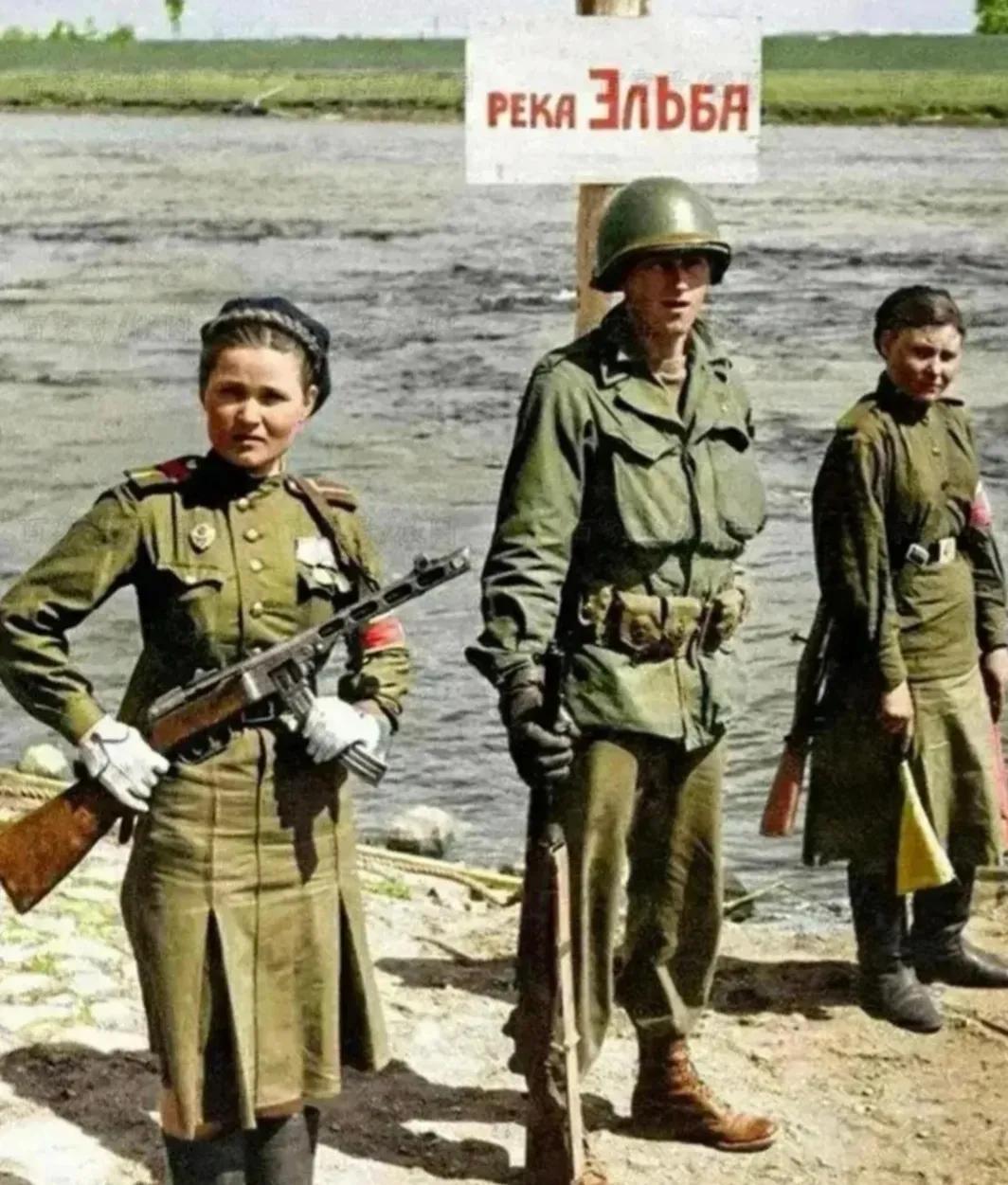 1945年，苏联有很多女兵走向了战场，当时面临着战争，很多苏联的士兵都被战死，男