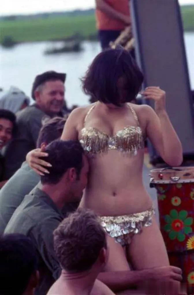 1970年，越战时期，轮休中放纵的美军士兵和在码头表演的越南女子。
在整个越战中