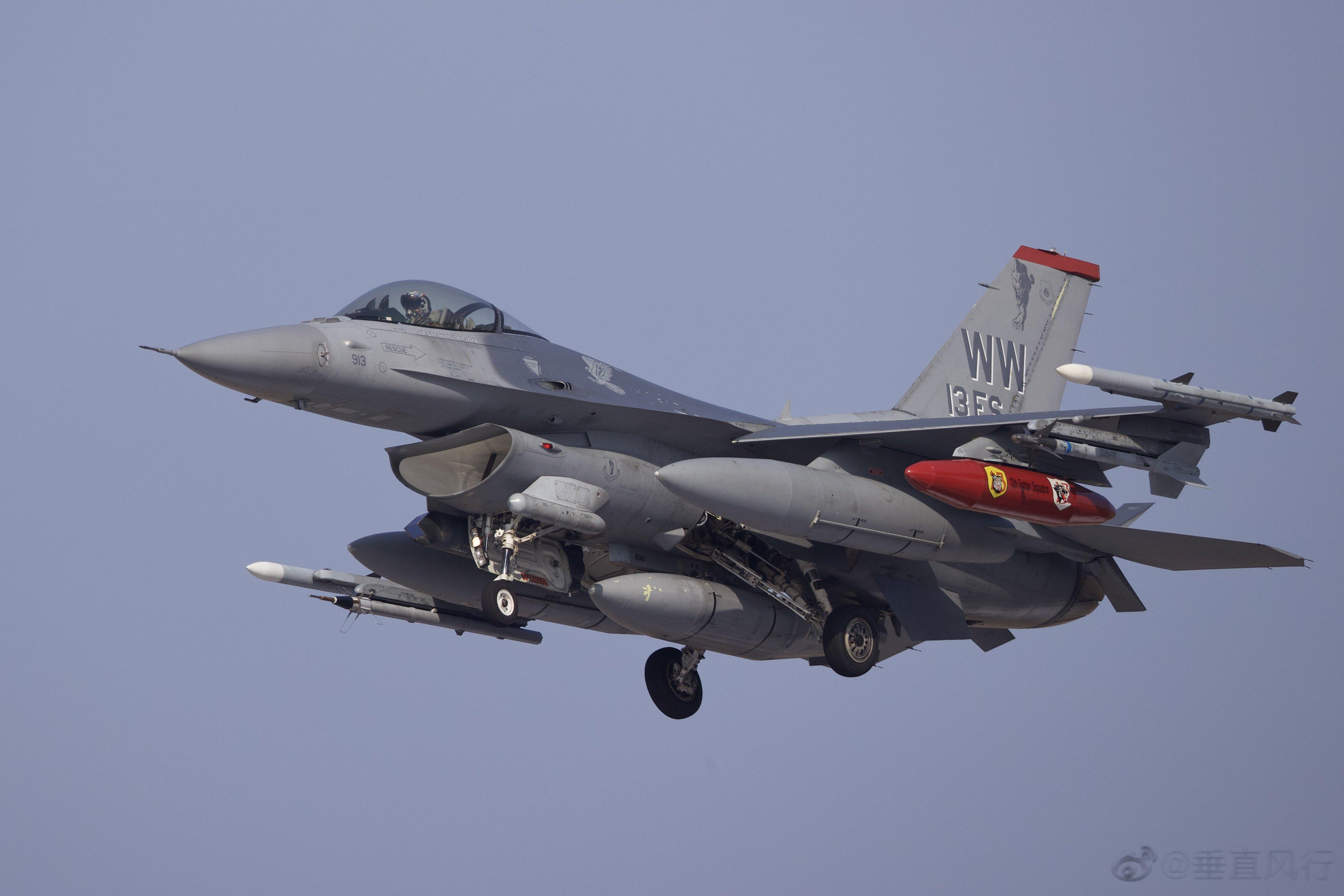 三泽基地F-16挂了一个非常鲜亮的13中队MXU-648行李吊舱#航空[超话]#