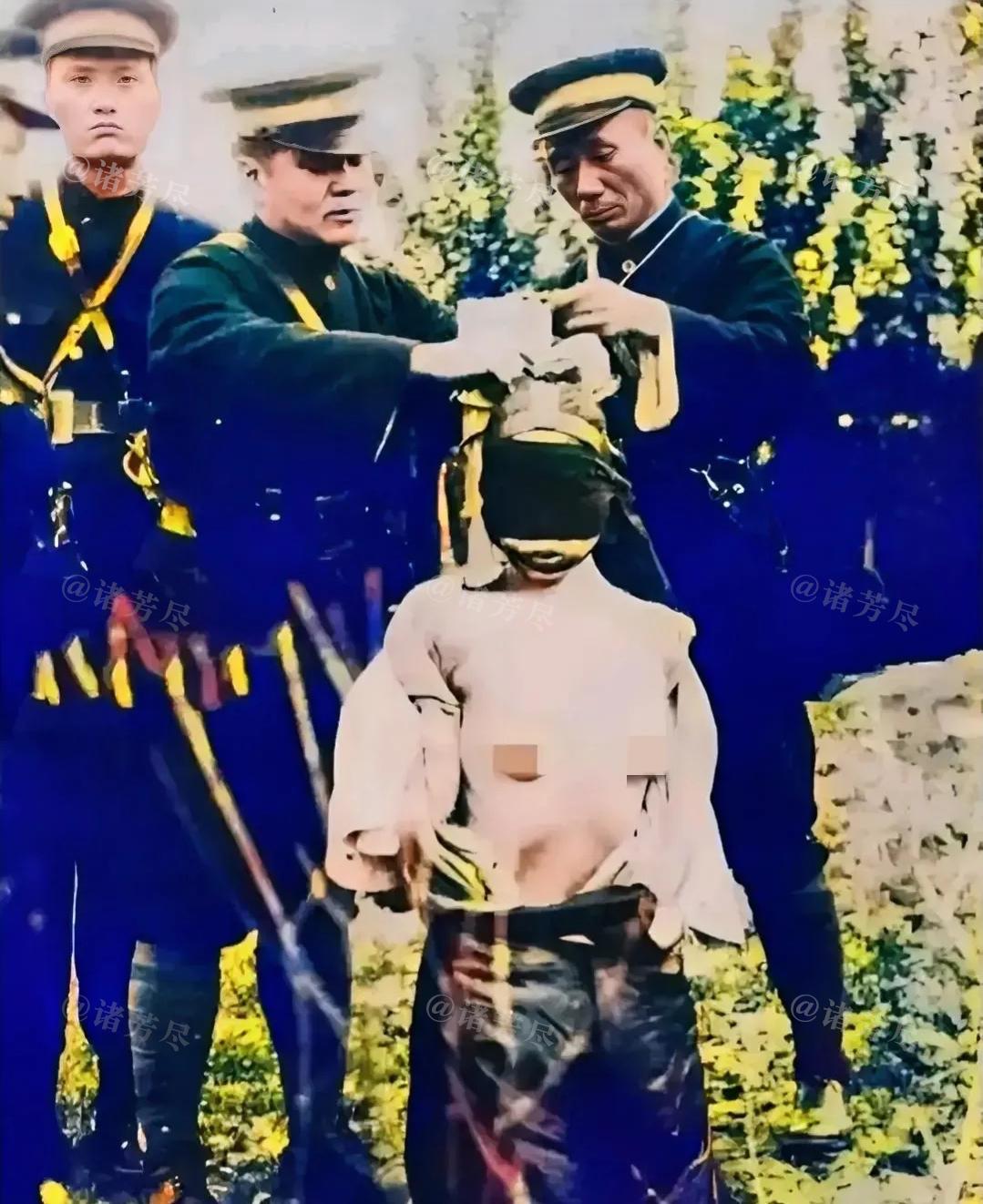 1915年，北平，一名女死刑犯正在被执行“裸刑”，镜头中的她蒙着黑色面罩，上衣被