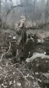 谁才是凶手？​这名被称为“乌克兰英雄”的士兵，当俄罗斯士兵举枪对准他时，他拒绝投