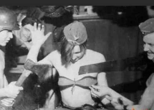 这是苏德战争爆发后，德军对被俘虏的苏联女兵的侵害，德军在抵达莫斯科前，所向披靡，