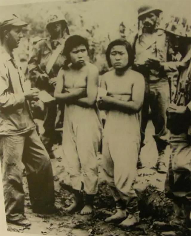 1950年，朝鲜战场，几名美军正在对两名朝鲜女兵进行侮辱，镜头中的她们双臂合在胸