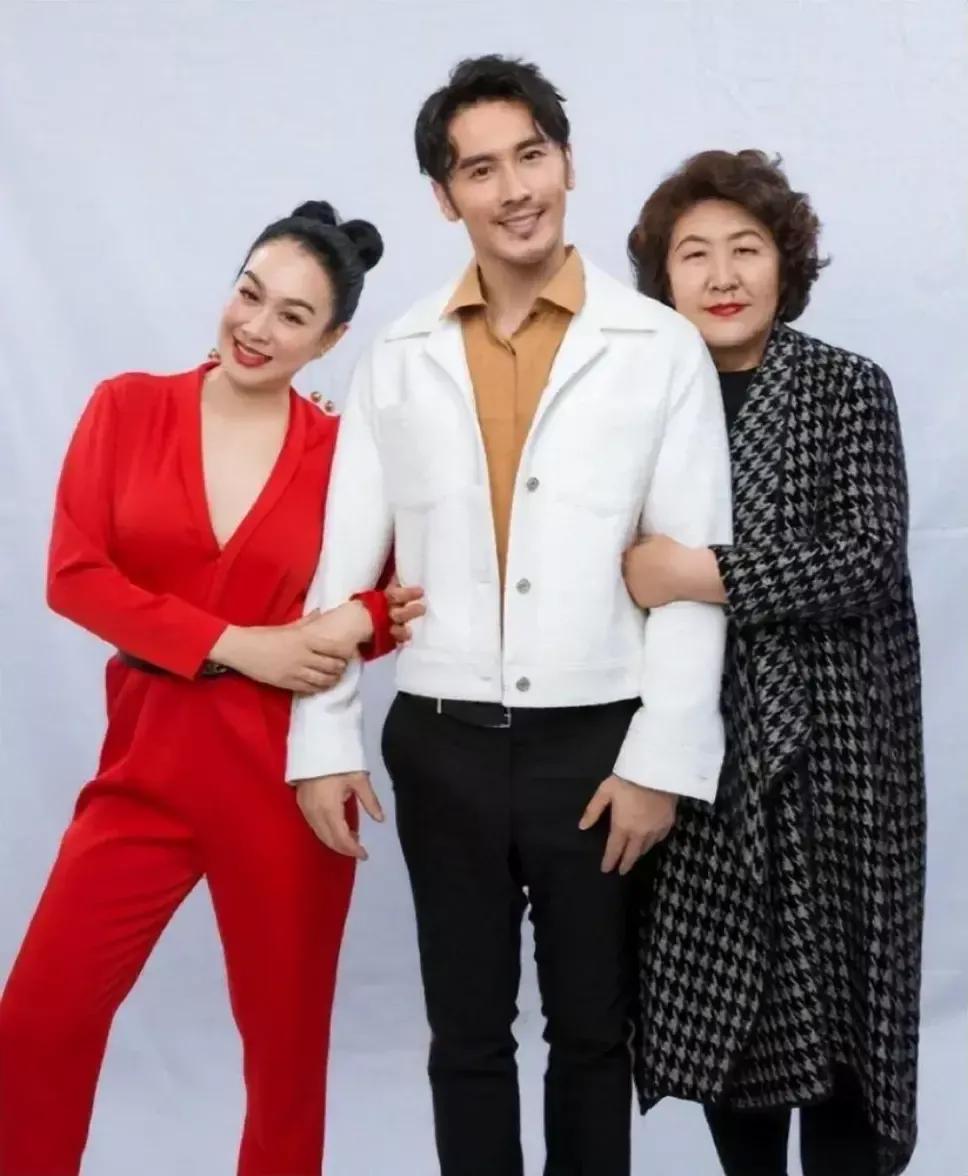 近日，钟丽缇全家福曝光，与婆婆相差10岁，一个像大妈，一个像少女！

这是钟丽缇