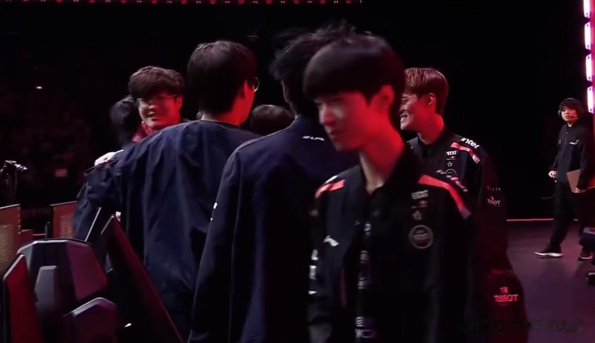 EDG击败LNG后，jiejie赛后拥抱了Scout！
EDG以2-0的战绩击败