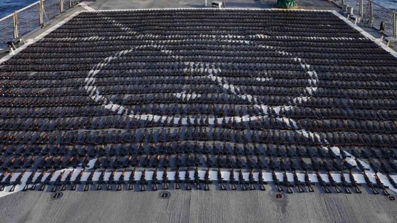 美国打算将截获的伊朗走私武器转交给乌克兰，以缓解西方武器供应紧张局面。《华尔街日