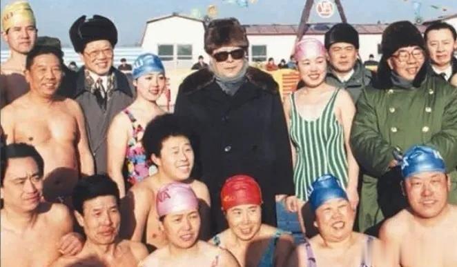 1996年2月6日，江同志在黑龙江省哈尔滨市与冬泳运动员们合影留念。